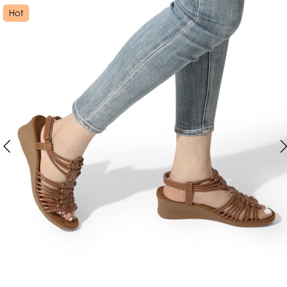 NWT - Dream Pairs Strappy Ankle Strap Wedge Sandles in Brown